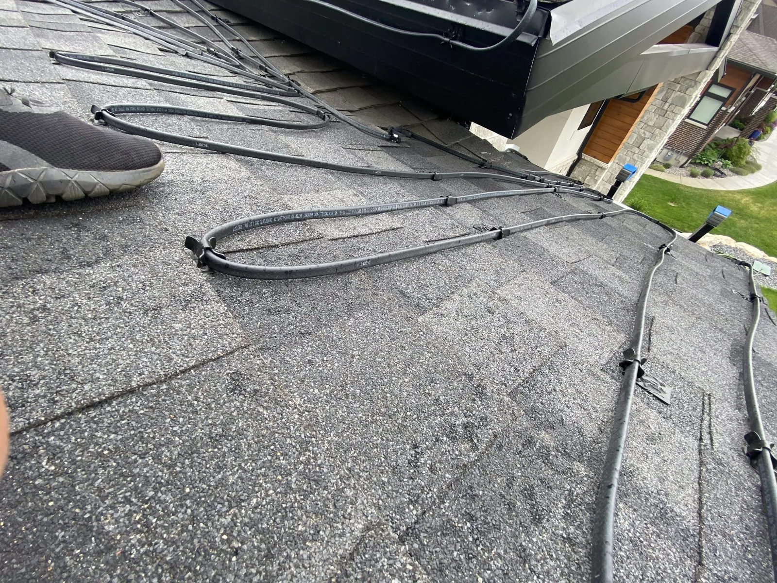 Glued heat cable clips — the zero-load, zero-penetration side of the principle